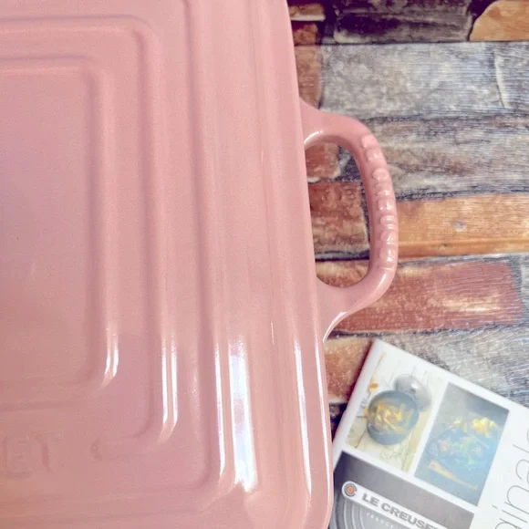 Le Creuset Square Signature Cast Iron in Black Interior (Chiffon Pink) - Picture 4 of 11